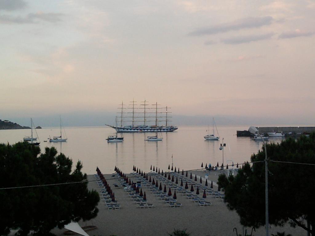 B&B Baia Delle Sirene Giardini-Naxos Buitenkant foto