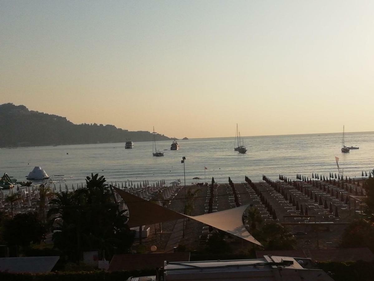 B&B Baia Delle Sirene Giardini-Naxos Buitenkant foto